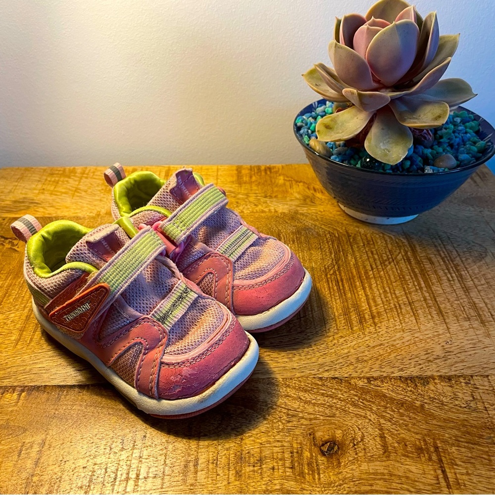 Tsukihoshi girl’s 5.5 flex joint sneaker.